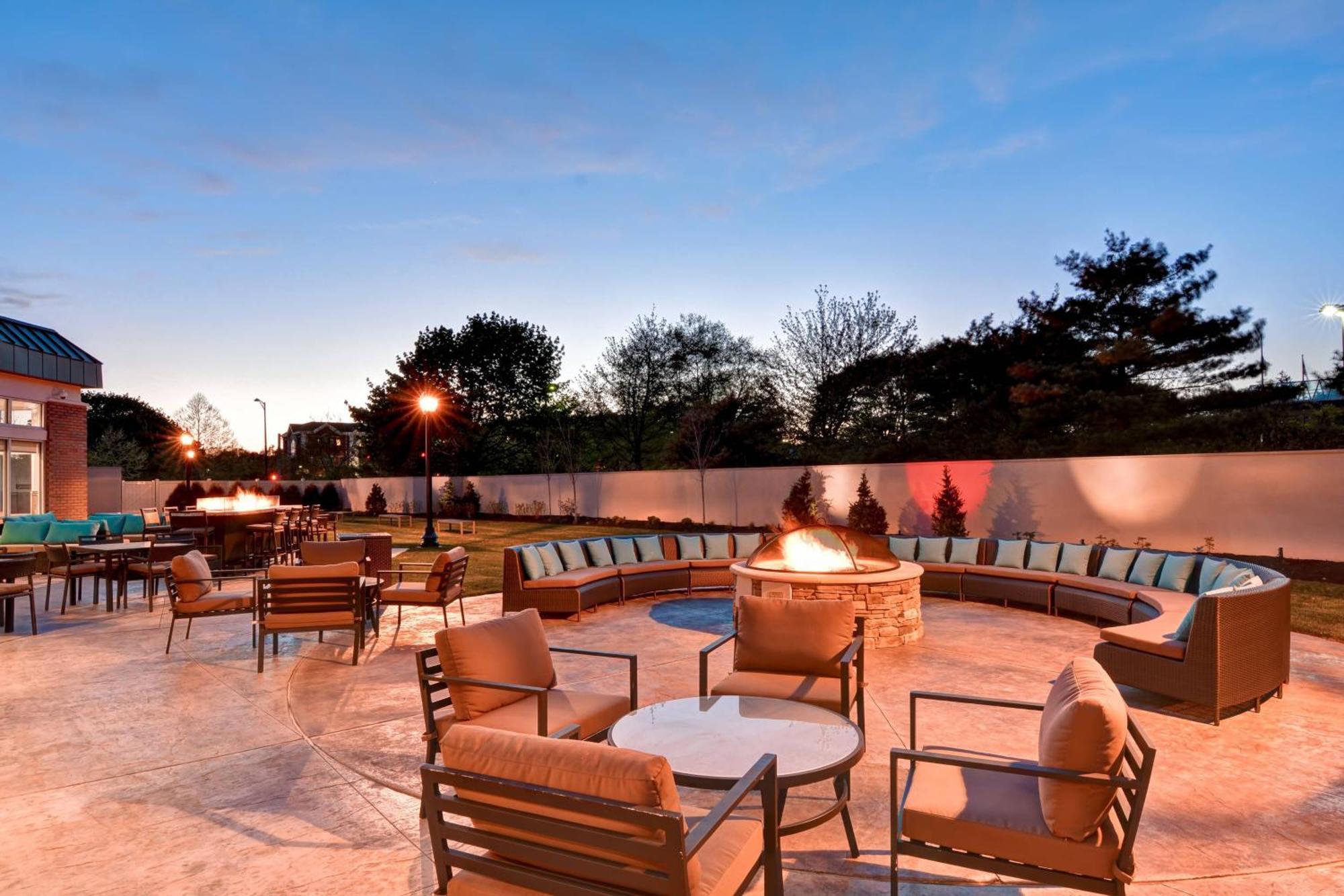 Courtyard By Marriott Long Island Islip/Courthouse Complex Hotel Central Islip Exterior photo