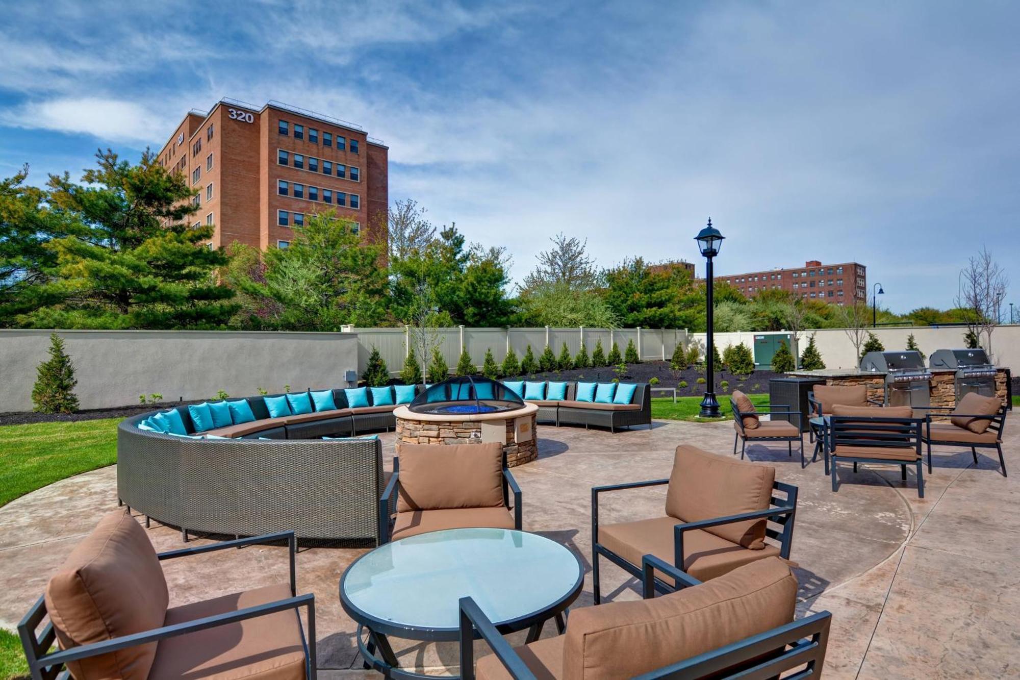 Courtyard By Marriott Long Island Islip/Courthouse Complex Hotel Central Islip Exterior photo